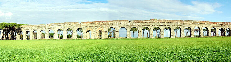 L'acquedotto Claudio (37-58 DC) lungo la vicina Via Appia