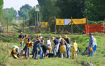 Puliamo il Mondo 2006: al lavoro all'Appia Antica